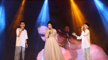 Ngẫu hứng “song mic”, Hoà Minzy khen thí sinh Học bổng tài năng ĐH FPT hát không thua kém ca sĩ chuyên nghiệp