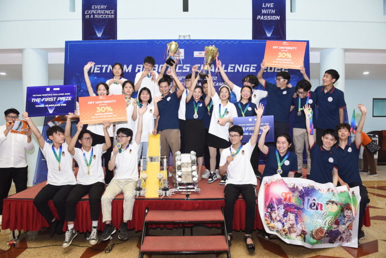 Học sinh 41 trường THPT thi đấu Robot cực gay cấn tại vòng chung kết Vietnam Robotics Challenge