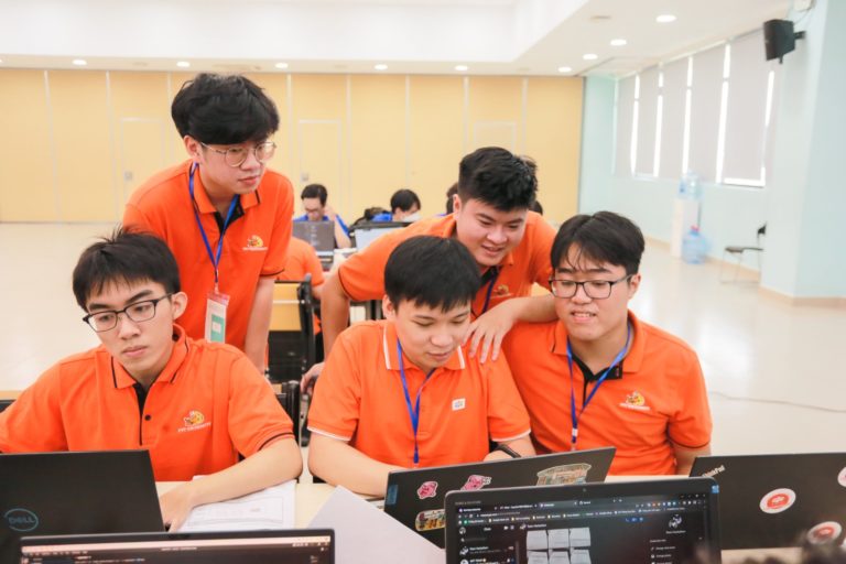 Sôi động vòng Bán kết FPT Edu Hackathon 2022