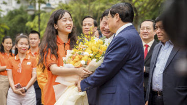 Chân dung nữ sinh tặng hoa cho Thủ tướng, vừa xinh vừa học giỏi, đạt học bổng 70% ĐH FPT