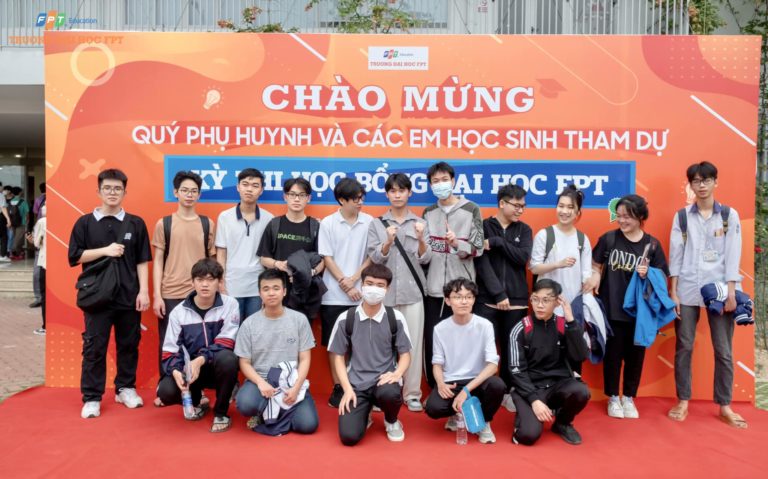 Sĩ tử 2k5 có mặt từ sớm tại campus Hoà Lạc, sẵn sàng 