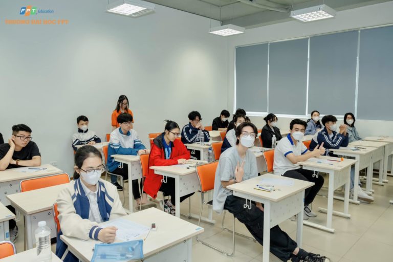 Sáng 7/5, gần 2000 thí sinh hoàn thành kỳ thi học bổng tại Đại học FPT campus Hoà Lạc