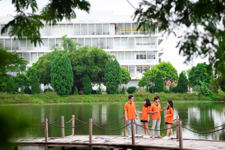 Cầu Meta là nơi các sinh viên nhà FPT Hà Nội thường xuyên ghé thăm sau những giờ học căng thẳng