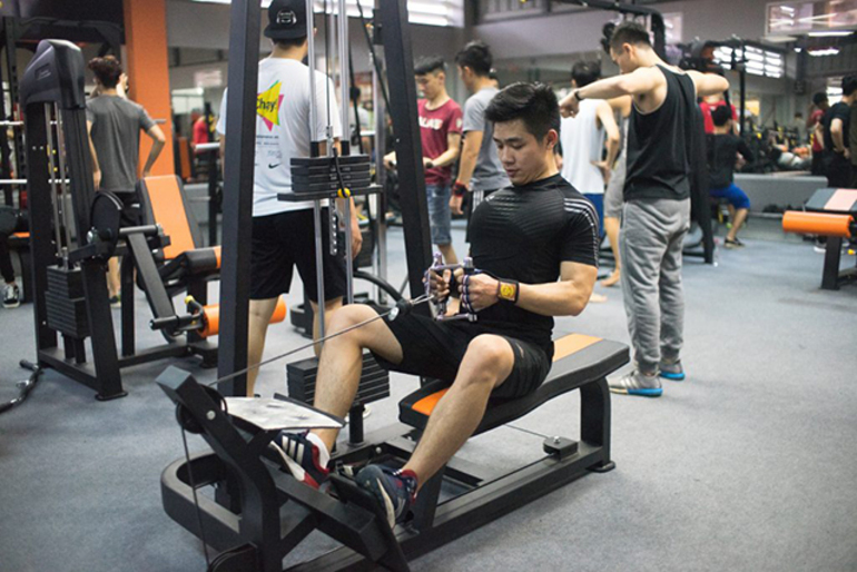 Đại học FPT Hà Nội cung cấp các cơ sở vật chất để sinh viên có thể luyện tập thể thao như phòng gym, sân bóng đá, sân cầu lông, sân tennis,...