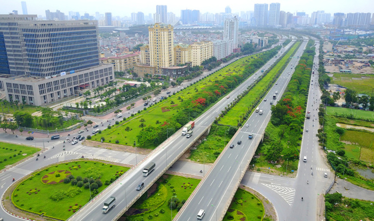 Đường rộng và thoáng giúp cải thiện giao thông và giảm tắc nghẽn, giúp sinh viên Đại học FPT Hà Nội di chuyển đến trường một cách nhanh chóng và thuận tiện.