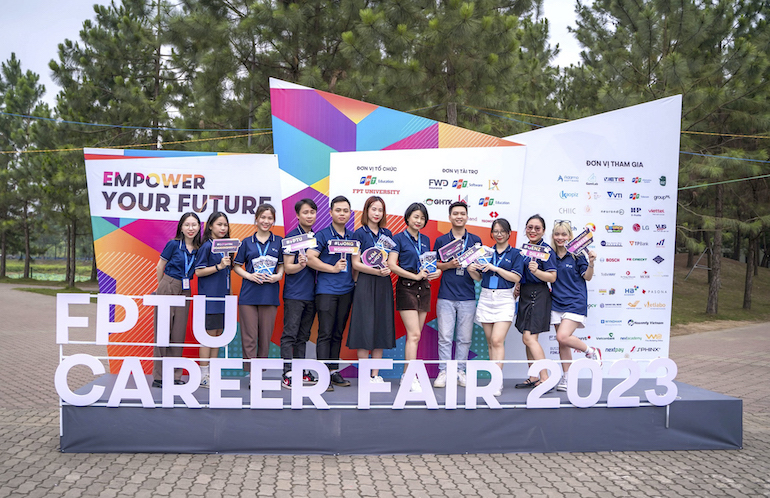 FPTU Career Fair là ngày hội việc làm có quy mô lớn nhất tại Đại học FPT hàng năm. Ở đây, các bạn sinh viên được gặp gỡ nhà tuyển dụng và tìm hiểu, nộp CV vào các tập đoàn, doanh nghiệp hàng đầu Việt Nam.