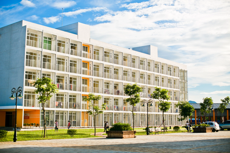 Khu ký túc xá tại Đại học FPT Hà Nội thường được xây dựng gần các tòa nhà học tập và khu vực chính của trường