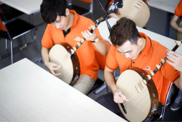 Trong chương trình học của đại học FPT, sinh viên đều được học và biết chơi ít nhất một loại nhạc cụ dân tộc