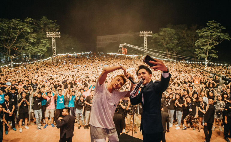 Sơn Tùng M-TP biểu diễn tại đêm nhạc Super Big Open Day - Đại học FPT Hà Nội