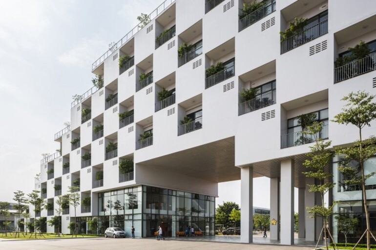 Tòa nhà Alpha tại Đại học FPT Hà Nội là nơi tập trung cho các hoạt động đào tạo và nghiên cứu về công nghệ và sáng tạo