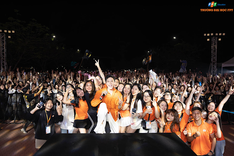Sinh viên Đại học FPT “quẩy" tưng bừng cùng dàn nghệ sĩ Hoà Minzy, Anh Tú, Orange tại Big Open Day