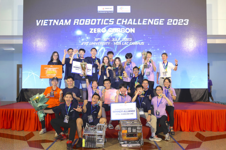 THPT Đoàn Thị Điểm và THPT Hai Bà Trưng - Thạch Thất nâng cúp vô địch Vietnam Robotics Challenge 2023 