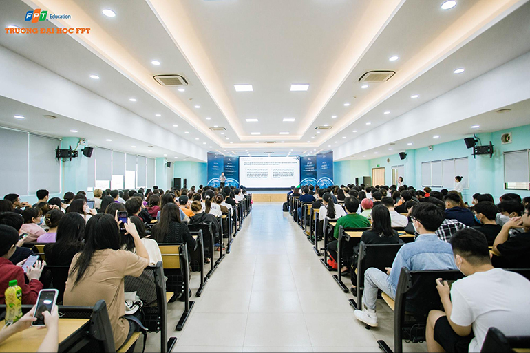 Hội trường tầng 5 toà Gamma là nơi thường xuyên diễn ra các talkshow, workshop của ĐH FPT Hà Nội. 