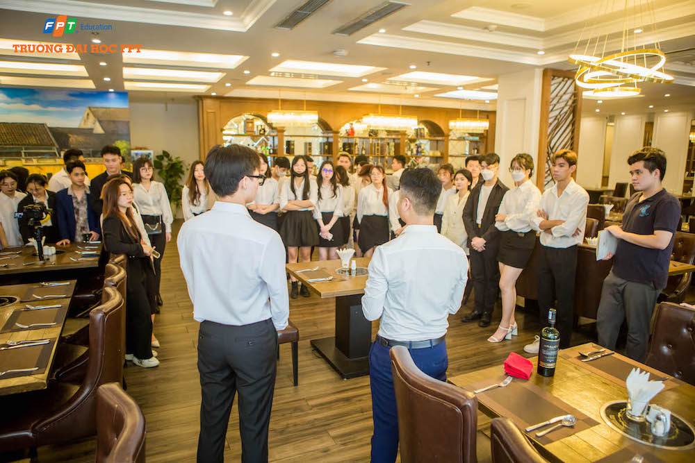 Sinh viên ngành Quản trị khách sạn Trường Đại học FPT Hà Nội trong chuyến trải nghiệm 1 ngày tại khách sạn 5 sao Westlake Hotel & Resort Vĩnh Phúc