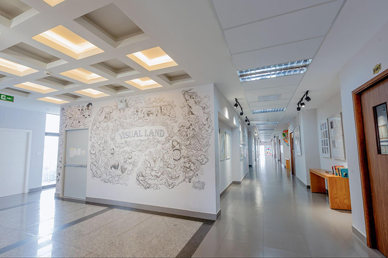 Tầng 6 của tòa nhà Alpha được trang trí nghệ thuật, hiện đại, tạo cảm hứng học tập và sáng tạo cho sinh viên ngành Thiết kế Mỹ thuật số. 